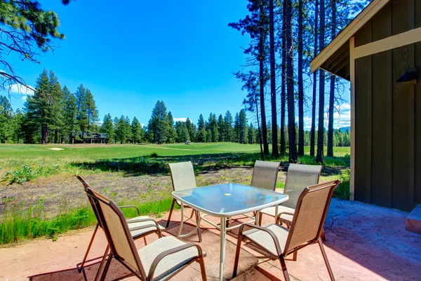 Hermosa vista de la cubierta del patio trasero — Foto de Stock