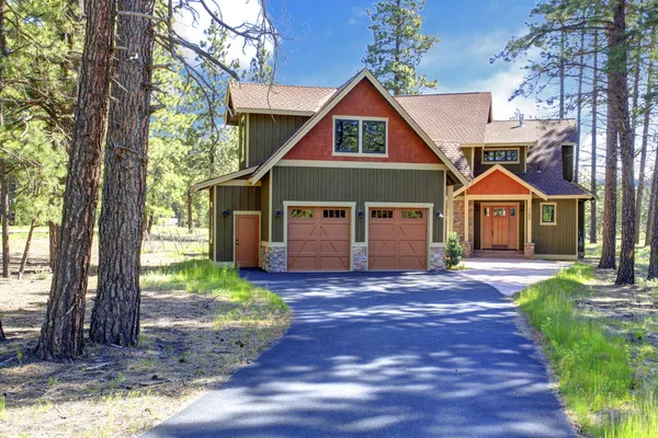 House exterior. View of garage and driveway — Stock Photo, Image