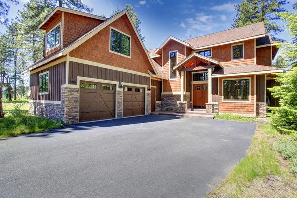 Buitenkant van het huis. weergave van garage en oprit — Stockfoto