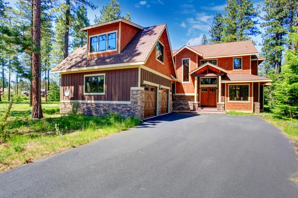 House exterior. View of garage and driveway — Stock Photo, Image