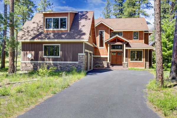 House exterior. View of garage and driveway — Stock Photo, Image