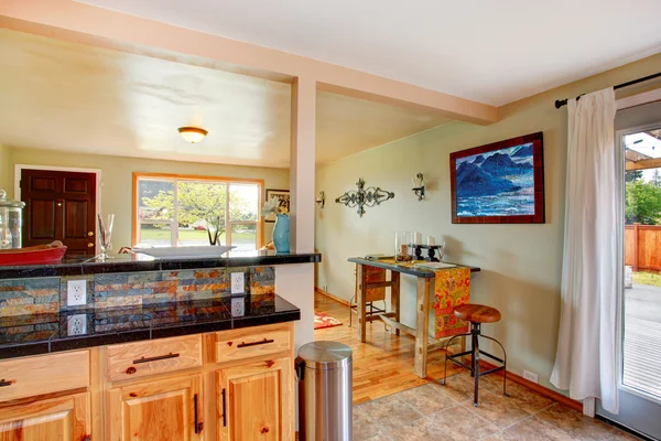 Interior del hogar. Vista desde la sala de cocina — Foto de Stock