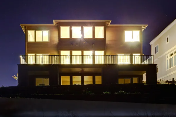 Huis met lichten op. nacht uitzicht — Stockfoto