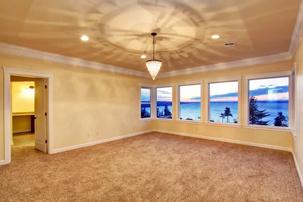 Habitación vacía con vista a la ventana del atardecer — Foto de Stock