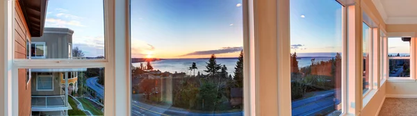Schöner Blick auf den Sonnenuntergang durch die Fenster. Panorama-Bild — Stockfoto