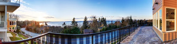 Prachtig panoramisch uitzicht van staking dek. — Stockfoto