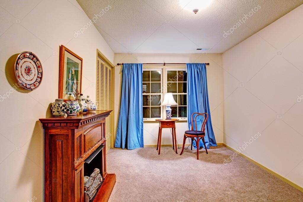 Sala con chimenea y antiguo mesa con silla — Fotos de Stock © iriana88w