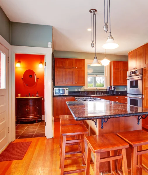 Dapur kamar dengan pulau — Stok Foto