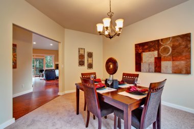 Yemek odasının içinde.