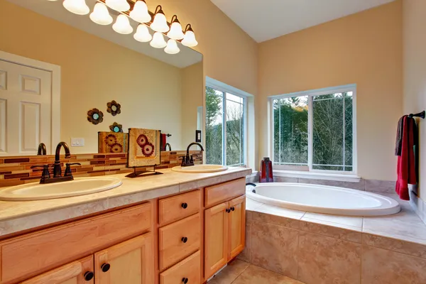 Baño con bañera de hidromasaje y vista a la ventana — Foto de Stock