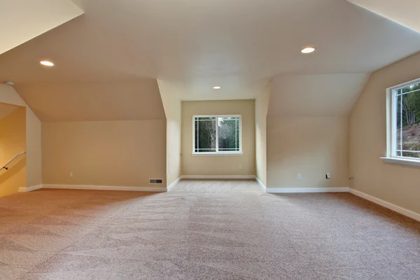 Empty room with vaulted ceiling — Stock Photo, Image