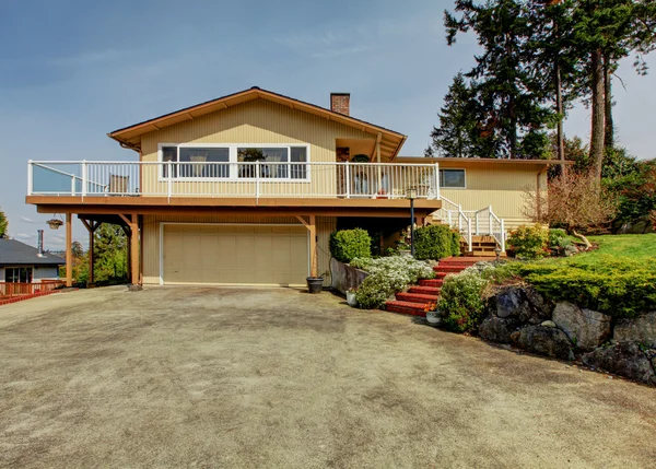 Casa esterna. Vista dal drive way — Foto Stock