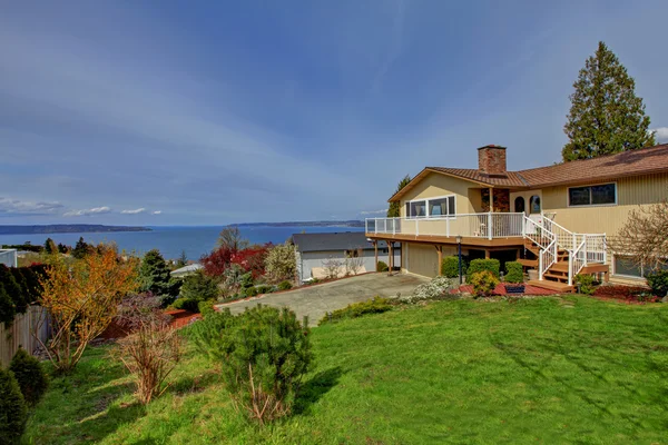 Casa exterior. Vista del porche de entrada y la cubierta — Foto de Stock