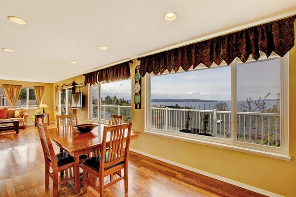 Zona de comedor con vista a la ventana — Foto de Stock