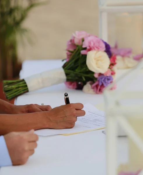 Undertecknandet äktenskapslicens — Stockfoto