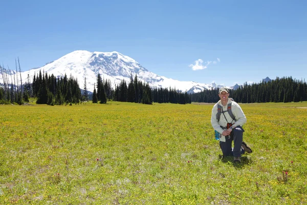 Happy man on the hiking trail. Mt Rainer, Washington — Stock Photo, Image