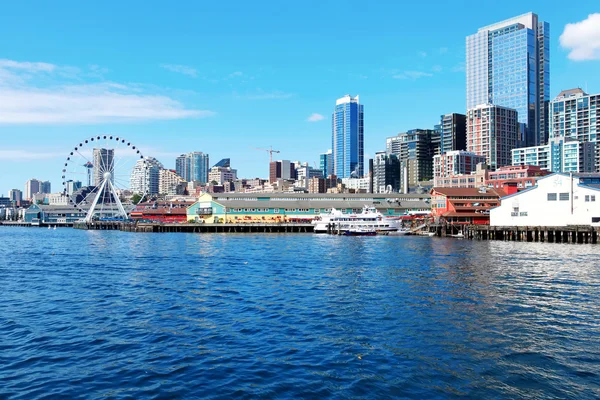 Vistas al centro desde ferry. Seattle, WA — Foto de Stock