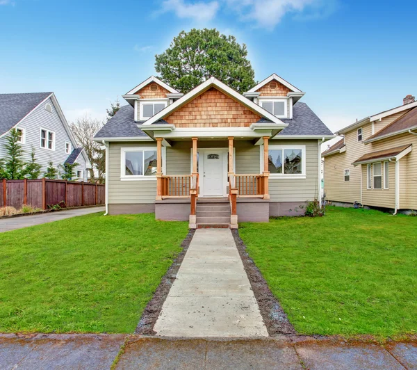 Casa exterior. Vista al porche delantero — Foto de Stock