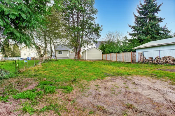 Fenced backyard view — Stock Photo, Image