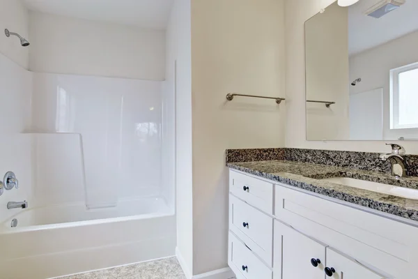 Ванна кімната з білою освіжаючою ванною — стокове фото