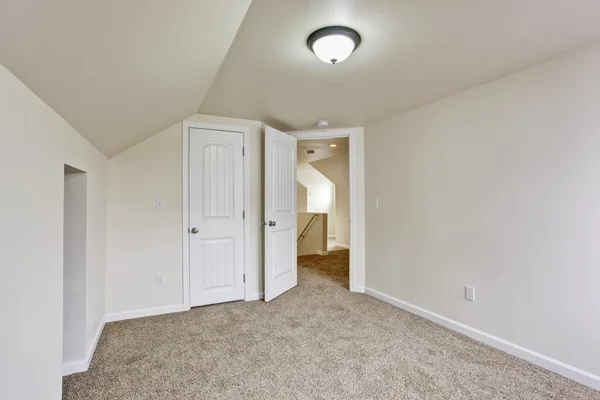 Empty room with vaulted ceiling — Stock Photo, Image