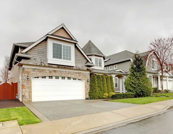 Casa con muro de piedra y porche de columna — Foto de Stock