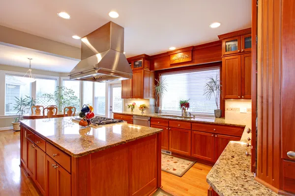 Sala de cozinha de luxo com área de jantar — Fotografia de Stock