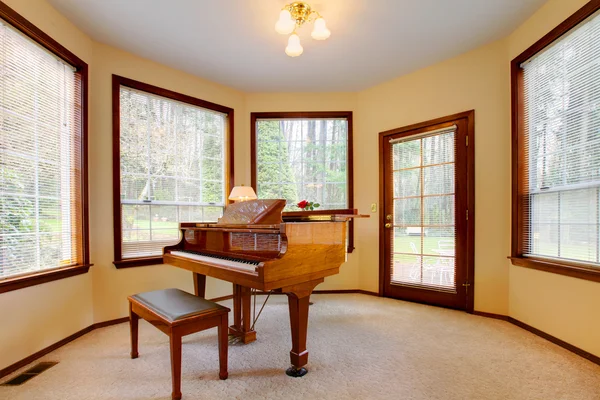 Кімната з антикварним піаніно — стокове фото