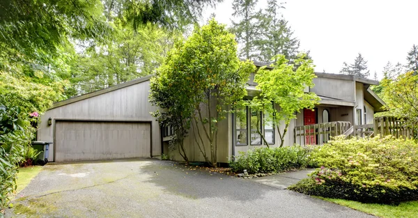 Hausaußenseite. Blick auf Eingangsportal und Garage — Stockfoto