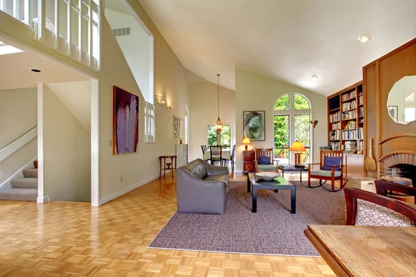 Salón con biblioteca en casa —  Fotos de Stock