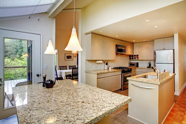 Küche Innenraum mit Walkout-Deck — Stockfoto