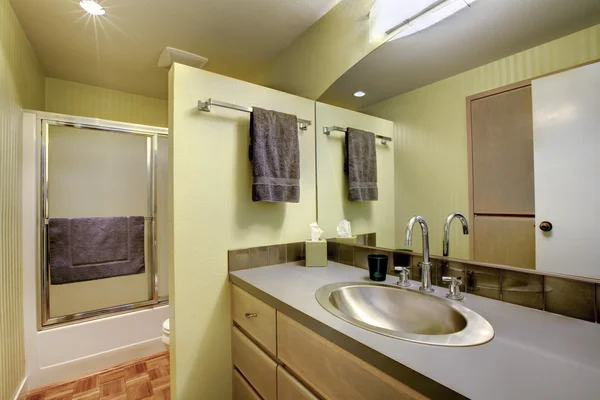 Светлая ванная комната со стеклянным душем — стоковое фото