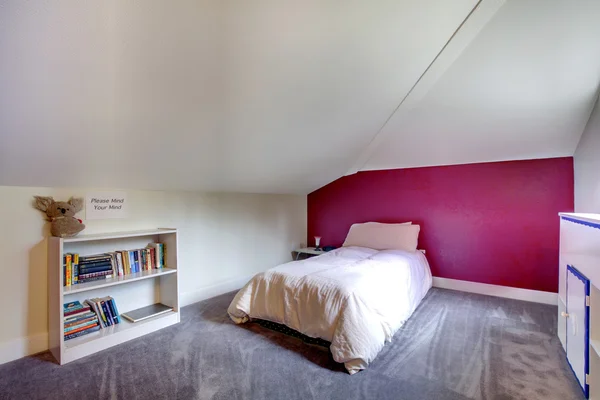 Malé velux ložnice s kontrastem stěny — Stock fotografie