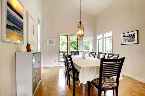 Élégante salle à manger avec table noire — Photo