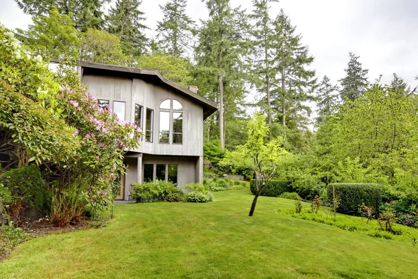 Modernes Haus. Blick auf den Hinterhof — Stockfoto