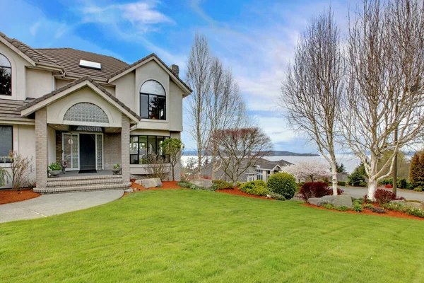 Casa di lusso con vista sull'acqua — Foto Stock