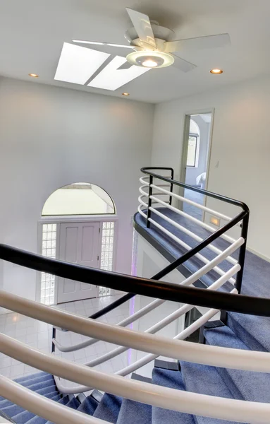 Вид на холл со спиральной лестницы — стоковое фото