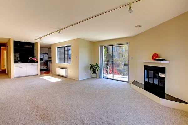 Intérieur de la maison avec plan d'étage ouvert. Chambre vide — Photo