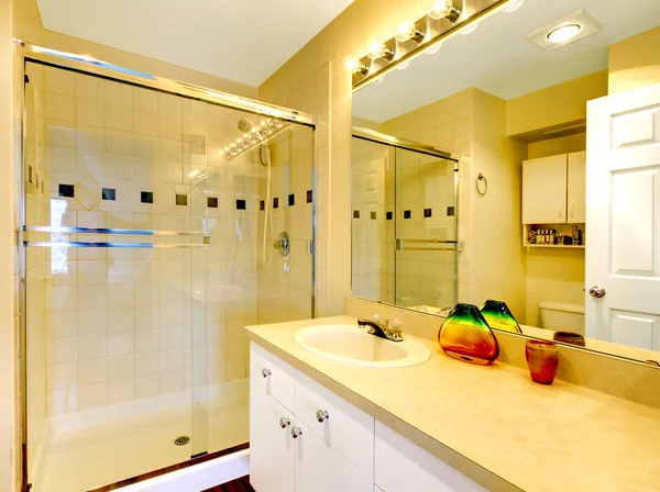 Cuarto de baño con ducha de cristal — Foto de Stock