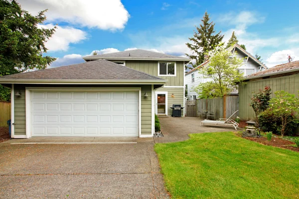 Backyard with garage and deck — Stock Photo, Image