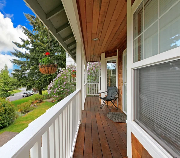 Ingång veranda inredda med blomkrukor — Stockfoto