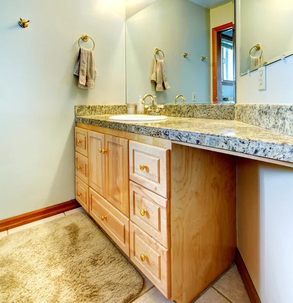 Mueble tocador de baño con espejo —  Fotos de Stock