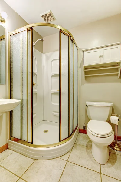 Banheiro com chuveiro de porta de vidro — Fotografia de Stock
