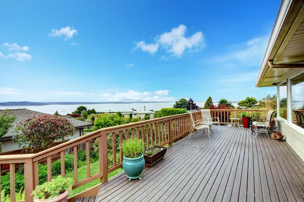 Walkout Deck Blick auf das Wasser — Stockfoto