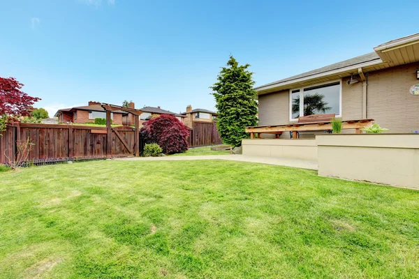 Fenced backyard with deck view — Stock Photo, Image