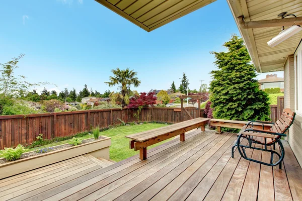 Walkout deck overlooking backyard — Stock Photo, Image