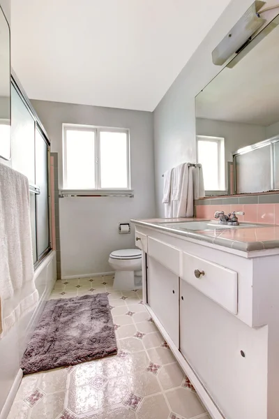 Intérieur de salle de bain simple en couleurs blanches — Photo