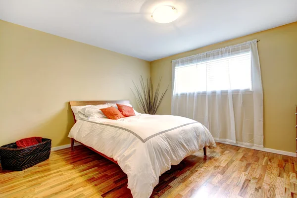 Interior del dormitorio con cama moderna —  Fotos de Stock