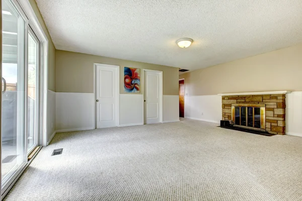 Empty room with fireplace and walkout deck — Stock Photo, Image