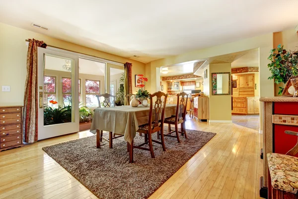 Dining room with exit to greenhouse — Stock Photo, Image